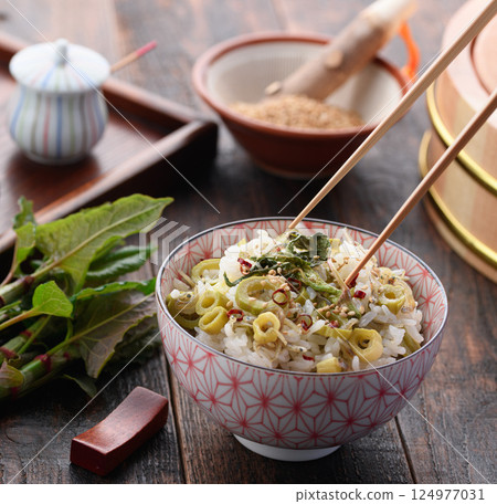 春季特有的奢華:虎杖飯(虎杖與乾小沙丁魚的混合米) 春季特有的奢華:虎杖飯(虎杖與乾小沙丁魚的混合米) 124977031