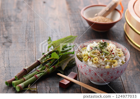 春季特有的奢華：虎杖飯（虎杖與乾小沙丁魚的混合米） 124977033