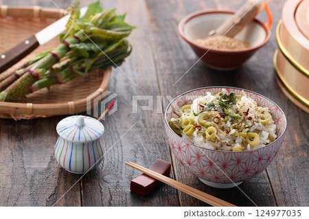 A spring-only luxury: Japanese knotweed rice (mixed rice with Japanese knotweed and dried small sardines) A spring-only luxury: Japanese knotweed rice (mixed rice with Japanese knotweed and dried small sardines) 124977035