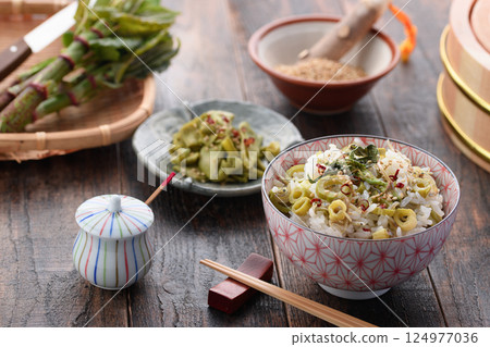 A spring-only luxury: Japanese knotweed rice (mixed rice with Japanese knotweed and dried small sardines) A spring-only luxury: Japanese knotweed rice (mixed rice with Japanese knotweed and dried small sardines) 124977036