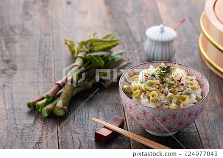 春季特有的奢華：虎杖飯（虎杖與乾小沙丁魚的混合米） 124977041