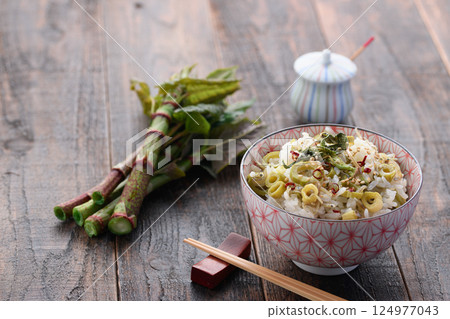 春季特有的奢華:虎杖飯(虎杖與乾小沙丁魚的混合米) 春季特有的奢華:虎杖飯(虎杖與乾小沙丁魚的混合米) 124977043