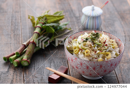 春季特有的奢華：虎杖飯（虎杖與乾小沙丁魚的混合米） 124977044