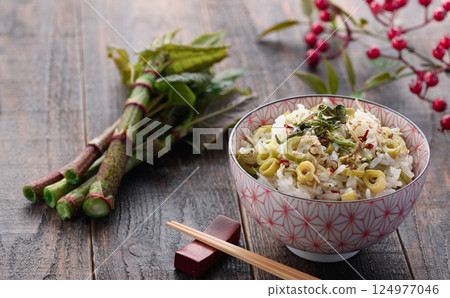 A spring-only luxury: Japanese knotweed rice (mixed rice with Japanese knotweed and dried small sardines) A spring-only luxury: Japanese knotweed rice (mixed rice with Japanese knotweed and dried small sardines) 124977046