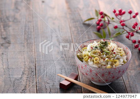 A spring-only luxury: Japanese knotweed rice (mixed rice with Japanese knotweed and dried small sardines) A spring-only luxury: Japanese knotweed rice (mixed rice with Japanese knotweed and dried small sardines) 124977047