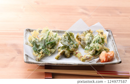 A spring-only luxury: Japanese knotweed tempura (local cuisine) 124977587