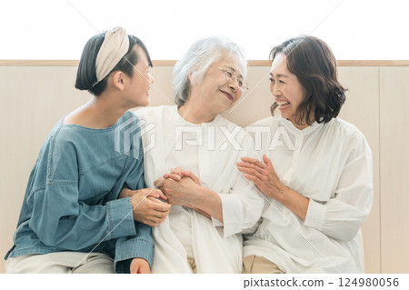 三代父母和孩子坐著說話（孫子、母親、祖母） 124980056