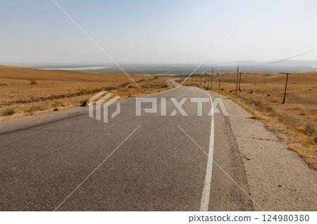 Road leading to the Tajikistan-Afghanistan border near the Nizhniy Pyandzh crossing 124980380