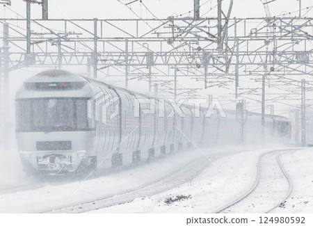 [ARCHIVE] Sleeper Express Cassiopeia Traveling Through the Snow Cassiopeia Cassiopeia Cruises Retires in June 2025 124980592