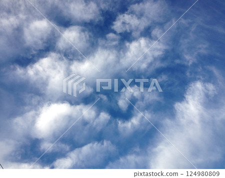  在藍天的白色雲彩 124980809