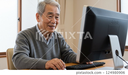老年人使用個人電腦 124980906
