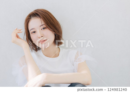 年輕女性髮型美麗形象 124981240