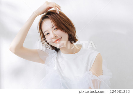 年輕女性髮型美麗形象 124981253