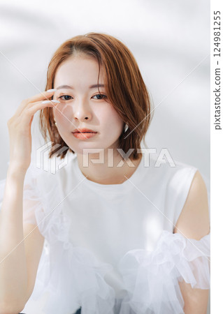 Young women's hairstyle beauty image 124981255