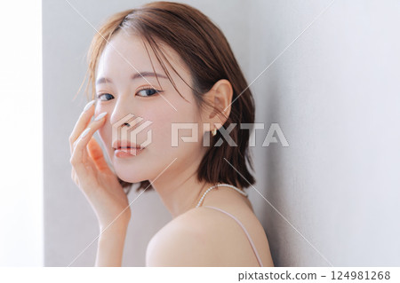 Young women's hairstyle beauty image 124981268