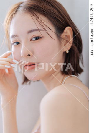 Young women's hairstyle beauty image 124981269