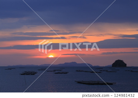 瀨戶內海近海灣的日出 124981432