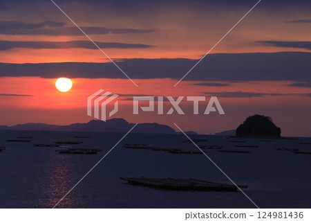 瀨戶內海近海灣的日出 124981436