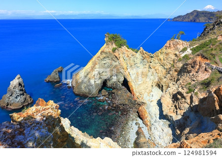 Horse Rock and Mount Fuji at Koganezaki Park in Nishiizu Town Horse Rock and Mount Fuji at Koganezaki Park in Nishiizu Town 124981594