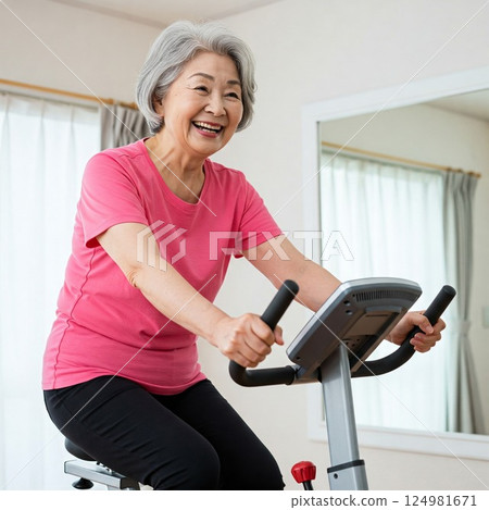 Smiling senior woman training at the gym 124981671