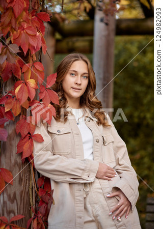 woman, portrait, autumn 124982093