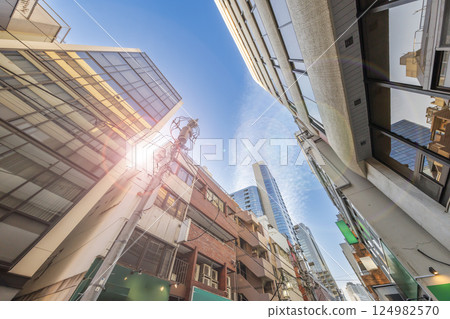 Buildings in Tokyo with beautiful sunlight 124982570