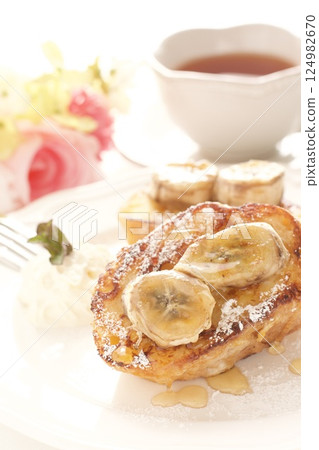 香蕉法式吐司和茶 124982670