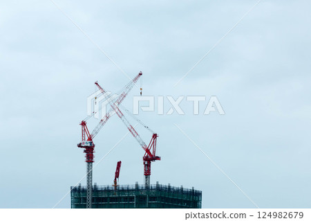 A crane at an apartment construction site (near Juso, Osaka) A crane at an apartment construction site (near Juso, Osaka) 124982679