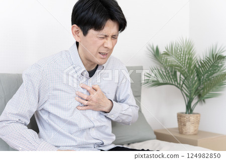 胸痛、胸痛、心肌梗塞、心絞痛的男人 124982850