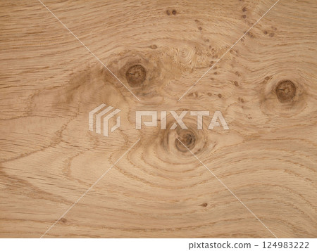 Oak Roseneiche veneer showcasing a medley of knots and rich grain details 124983222