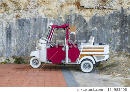 A traditional ape taxi A traditional ape taxi 124983498