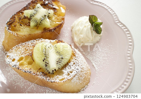 獼猴桃法式吐司和奇異果冰沙 獼猴桃法式吐司和奇異果冰沙 124983704