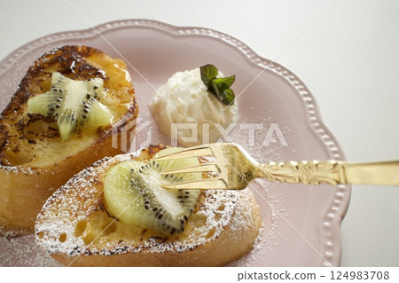 Kiwi-topped French toast and kiwi sorbet Kiwi-topped French toast and kiwi sorbet 124983708