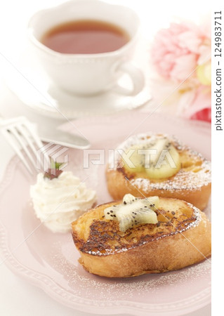 Kiwi-topped French toast and kiwi sorbet 124983711