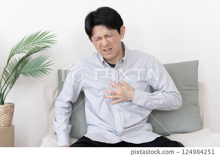 胸痛、胸痛、心肌梗塞、心絞痛的男人 124984251