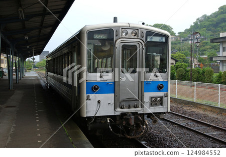A train stopped at Misumi Station on the Misumi Line in 2002 124984552