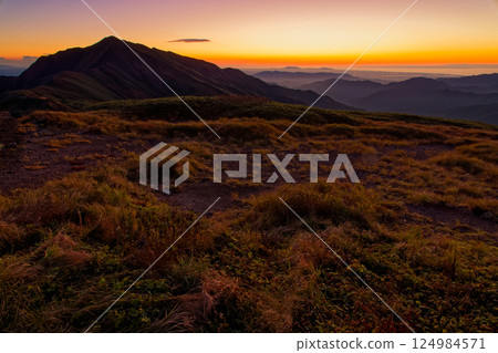從飯豐山脈的五西山眺望大日山的晚霞 124984571