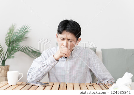 患有痛苦咳嗽咳嗽氣喘的男人 患有痛苦咳嗽咳嗽氣喘的男人 124985841