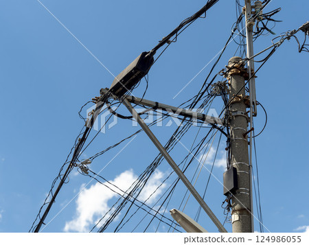 電線纏繞的電線桿 124986055
