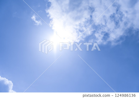 夏天的天空陽光與雲彩橫濱 夏天的天空陽光與雲彩橫濱 124986136