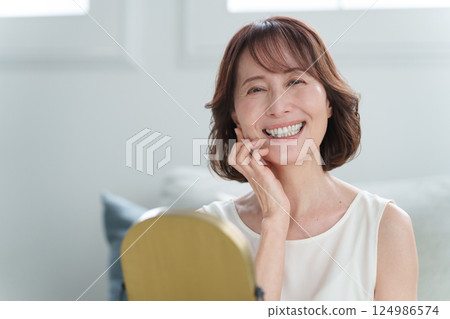 Senior woman doing skin care (beauty) 124986574