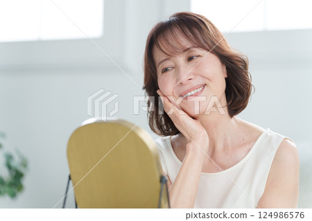 Senior woman doing skin care (beauty) 124986576