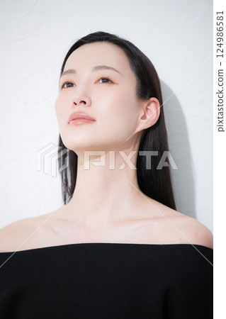 年輕女子的美麗形象,有著美麗的黑髮、光澤的肌膚和美麗的外表,抬頭,特寫 年輕女子的美麗形象,有著美麗的黑髮、光澤的肌膚和美麗的外表,抬頭,特寫 124986581