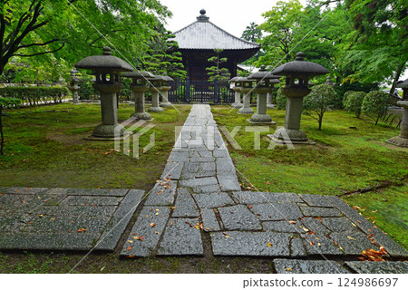 Jigen-do Temple surrounded by greenery 124986697