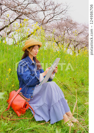 女人，油菜花，素描 6 124986706