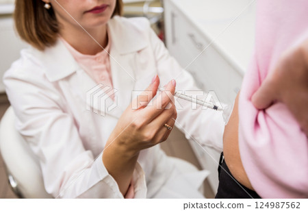 Doctor makes an injection of insulin with a catheter. Doctor injects insulin Doctor makes an injection of insulin with a catheter. Doctor injects insulin 124987562