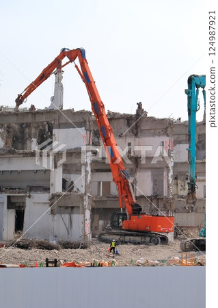 Demolition site of a reinforced concrete building 124987921