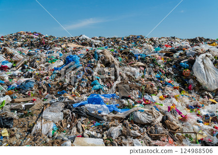 A large landfill. City landfill. A lot of garbage lies in the landfill. Garbage is an environmental disaster. The topic of environmental pollution A large landfill. City landfill. A lot of garbage lies in the landfill. Garbage is an environmental disaster. The topic of environmental pollution 124988506