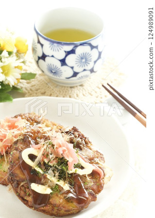 Mini okonomiyaki and green tea 124989091