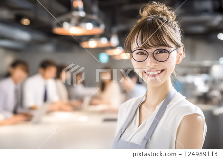 一位年輕女子在咖啡館工作的照片 124989113